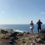Rafa Kalimann Instagram - começamos 7 da manhã, foram quase 4km de trilha conhecendo com uma perspectiva ainda mais profunda o que é essa ilha.. em terra, pedras e praia.. não tem como não se emocionar com cada parada pra apreciar a grandeza dessa natureza, Fernando de Noronha impressiona mesmo depois de tantas vindas 🫶🏻🇧🇷 Ilha de Fernando de Noronha
