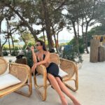 Rafa Kalimann Instagram – cada dia mais entregue. 
confesso que quando me falavam de Ibiza automaticamente (ainda mais pelo fato de eu não consumir muita música eletrônica e baladas) eu pensava que era a programação “ideal” ou única opção. bobeira a minha, tem uma “outra Ibiza” de descanso e uma beleza natural SURREAL! 
além de praias lindas, as comidas são  deliciosas.
estou me divertindo e descansando muito. 
feliz por estar aqui 🫶🏻 Ibiza, Spain