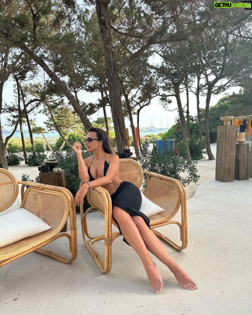 Rafa Kalimann Instagram - cada dia mais entregue. confesso que quando me falavam de Ibiza automaticamente (ainda mais pelo fato de eu não consumir muita música eletrônica e baladas) eu pensava que era a programação “ideal” ou única opção. bobeira a minha, tem uma “outra Ibiza” de descanso e uma beleza natural SURREAL! além de praias lindas, as comidas são deliciosas. estou me divertindo e descansando muito. feliz por estar aqui 🫶🏻 Ibiza, Spain