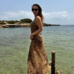 Rafa Kalimann Instagram - cada dia mais entregue. confesso que quando me falavam de Ibiza automaticamente (ainda mais pelo fato de eu não consumir muita música eletrônica e baladas) eu pensava que era a programação “ideal” ou única opção. bobeira a minha, tem uma “outra Ibiza” de descanso e uma beleza natural SURREAL! além de praias lindas, as comidas são deliciosas. estou me divertindo e descansando muito. feliz por estar aqui 🫶🏻 Ibiza, Spain