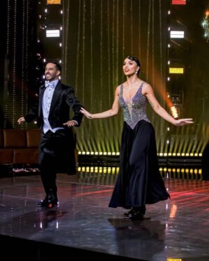 Rafa Kalimann Instagram - DESABAFO SOBRE O DANÇA: 
Acredito que somos o que fazemos o outro sentir, esse é o legado. 
Sinto que ontem deixei um precioso. 
Busco dar meu melhor pra deixar algo que possa ser transformador pra alguém, desde um pequeno gesto até uma grande conquista. 
Quando aceitei esse desafio percebi que eu poderia ser incentivo pro outro pra mesma profunda transformação que vinha tendo, e foi aí que eu agarrei pra valer e me joguei de cara. 
Vivi um processo de evolução junto com vocês, acionei minha persistência, peguei nas mãos da minha vulnerabilidade e fui com ela encarar esse desafio (!!) mesmo sabendo que os julgamentos tolos viriam e que seria uma semana de cada vez (e a graça estava aí).

Chegamos na noite de ontem, dois ritmos, difíceis, precisos e que não tinham sido acessados por mim antes. 
1 semana de ensaio pra aprendê-los, duas coreografias lindas, tensão, disciplina, repetição, expectativas, muitos torcendo pra tudo dar certo, muitos desejando uma queda, e eu só querendo ser minha melhor versão, ser melhor que na semana anterior.
Colocar tudo isso em equilíbrio na mente pra permitir que o corpo trabalhe bem. (Outro desafio!!)
Lutei com minha saúde mental, agenda lotada, diagnóstico de endometriose no meio do caminho, torção dolorosa no pé no último ensaio e tantas coisas que eu provavelmente murmuraria e colocaria uma lupa, mas que ganharam fortalecimento aqui. 
Cheguei ontem agradecendo a Deus pela trajetória, por eu não ter desistido de continuar tentando, por estar me superando. 
Entrei pro samba “entregue” pra me divertir e celebrar essa experiência, pra sentir pulsar a emoção, olhei em volta, apreciei ser a última apresentação, notei cada detalhe e agradeci. 
Aplaudi minhas parceiras com felicidade, com entusiasmo, elas me inspiraram muito nisso.

A dança me presenteou com a chance de falar pra vocês: 
O céu é o limite!! Ouse-se e seja corajoso. Tenha fé na vida e busque sua melhor versão compulsivamente. 
E principalmente, confie nos planos de Deus.
A vida vai te dar um agrado com um sorriso e um coração quentinho. 

Obrigada por terem torcido e vibrado TANTO, pelas mensagens. 
(Continua..)