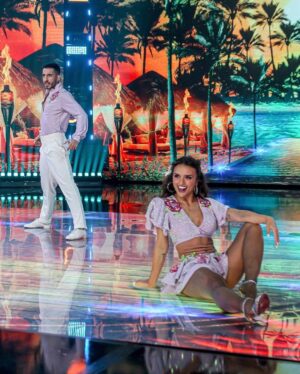Rafa Kalimann Instagram - DESABAFO SOBRE O DANÇA: 
Acredito que somos o que fazemos o outro sentir, esse é o legado. 
Sinto que ontem deixei um precioso. 
Busco dar meu melhor pra deixar algo que possa ser transformador pra alguém, desde um pequeno gesto até uma grande conquista. 
Quando aceitei esse desafio percebi que eu poderia ser incentivo pro outro pra mesma profunda transformação que vinha tendo, e foi aí que eu agarrei pra valer e me joguei de cara. 
Vivi um processo de evolução junto com vocês, acionei minha persistência, peguei nas mãos da minha vulnerabilidade e fui com ela encarar esse desafio (!!) mesmo sabendo que os julgamentos tolos viriam e que seria uma semana de cada vez (e a graça estava aí).

Chegamos na noite de ontem, dois ritmos, difíceis, precisos e que não tinham sido acessados por mim antes. 
1 semana de ensaio pra aprendê-los, duas coreografias lindas, tensão, disciplina, repetição, expectativas, muitos torcendo pra tudo dar certo, muitos desejando uma queda, e eu só querendo ser minha melhor versão, ser melhor que na semana anterior.
Colocar tudo isso em equilíbrio na mente pra permitir que o corpo trabalhe bem. (Outro desafio!!)
Lutei com minha saúde mental, agenda lotada, diagnóstico de endometriose no meio do caminho, torção dolorosa no pé no último ensaio e tantas coisas que eu provavelmente murmuraria e colocaria uma lupa, mas que ganharam fortalecimento aqui. 
Cheguei ontem agradecendo a Deus pela trajetória, por eu não ter desistido de continuar tentando, por estar me superando. 
Entrei pro samba “entregue” pra me divertir e celebrar essa experiência, pra sentir pulsar a emoção, olhei em volta, apreciei ser a última apresentação, notei cada detalhe e agradeci. 
Aplaudi minhas parceiras com felicidade, com entusiasmo, elas me inspiraram muito nisso.

A dança me presenteou com a chance de falar pra vocês: 
O céu é o limite!! Ouse-se e seja corajoso. Tenha fé na vida e busque sua melhor versão compulsivamente. 
E principalmente, confie nos planos de Deus.
A vida vai te dar um agrado com um sorriso e um coração quentinho. 

Obrigada por terem torcido e vibrado TANTO, pelas mensagens. 
(Continua..)