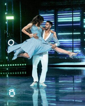 Rafa Kalimann Instagram - DESABAFO SOBRE O DANÇA: 
Acredito que somos o que fazemos o outro sentir, esse é o legado. 
Sinto que ontem deixei um precioso. 
Busco dar meu melhor pra deixar algo que possa ser transformador pra alguém, desde um pequeno gesto até uma grande conquista. 
Quando aceitei esse desafio percebi que eu poderia ser incentivo pro outro pra mesma profunda transformação que vinha tendo, e foi aí que eu agarrei pra valer e me joguei de cara. 
Vivi um processo de evolução junto com vocês, acionei minha persistência, peguei nas mãos da minha vulnerabilidade e fui com ela encarar esse desafio (!!) mesmo sabendo que os julgamentos tolos viriam e que seria uma semana de cada vez (e a graça estava aí).

Chegamos na noite de ontem, dois ritmos, difíceis, precisos e que não tinham sido acessados por mim antes. 
1 semana de ensaio pra aprendê-los, duas coreografias lindas, tensão, disciplina, repetição, expectativas, muitos torcendo pra tudo dar certo, muitos desejando uma queda, e eu só querendo ser minha melhor versão, ser melhor que na semana anterior.
Colocar tudo isso em equilíbrio na mente pra permitir que o corpo trabalhe bem. (Outro desafio!!)
Lutei com minha saúde mental, agenda lotada, diagnóstico de endometriose no meio do caminho, torção dolorosa no pé no último ensaio e tantas coisas que eu provavelmente murmuraria e colocaria uma lupa, mas que ganharam fortalecimento aqui. 
Cheguei ontem agradecendo a Deus pela trajetória, por eu não ter desistido de continuar tentando, por estar me superando. 
Entrei pro samba “entregue” pra me divertir e celebrar essa experiência, pra sentir pulsar a emoção, olhei em volta, apreciei ser a última apresentação, notei cada detalhe e agradeci. 
Aplaudi minhas parceiras com felicidade, com entusiasmo, elas me inspiraram muito nisso.

A dança me presenteou com a chance de falar pra vocês: 
O céu é o limite!! Ouse-se e seja corajoso. Tenha fé na vida e busque sua melhor versão compulsivamente. 
E principalmente, confie nos planos de Deus.
A vida vai te dar um agrado com um sorriso e um coração quentinho. 

Obrigada por terem torcido e vibrado TANTO, pelas mensagens. 
(Continua..)