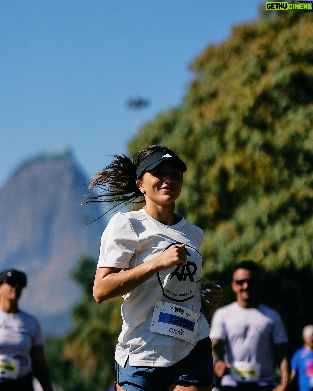 Rafa Kalimann Instagram - hoje fiz algo pela primeira vez. me falaram que se eu corresse a primeira vez eu iria me apaixonar e entendi perfeitamente o motivo. se você já participou de uma maratona vai entender também, né? 🥹 contei pra vocês que essa fase da minha vida tem sido de abraçar novos desafios e isso tem me feito sentir mais viva e entusiasmada. aceitei o desafio da @adidasbrasil pra experimentar da energia surreal da @maratonadoriooficial e com dei razão pra quem me falou sobre se apaixonar, foi uma experiência TÃO LEGAL! e o máximo é que tudo faz ser: a energia, as pessoas, a motivação, a superação, o Rio de Janeiro nos dando um cartão de visita a cada passada (que bom que comecei aqui). quero me preparar pra correr percursos mais longos e ir além. comecei hoje com 5k e desejo que seja só um primeiro passo. esse processo, mesmo começando aos poucos, é uma delícia. obrigada @adidasbrasil 🫶🏻 ainda anestesiada com o que vivi com vocês hoje. valeu pela companhia meu amigo e preparador @eu.zeus e você, qual foi a última vez que fez algo pela primeira vez? Maratona Do Rio