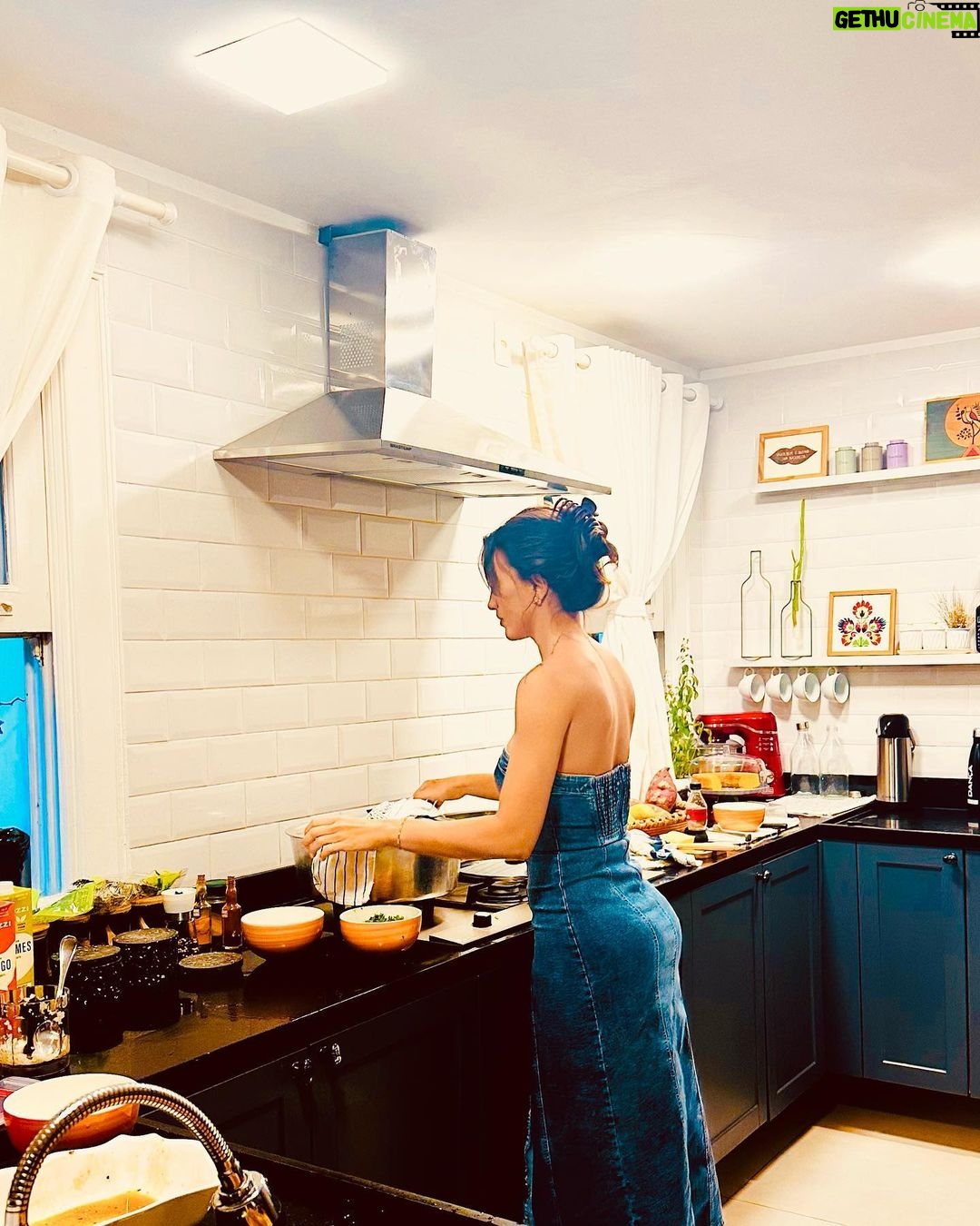 Rafa Kalimann Instagram - Como tá sendo o feriado aí? aqui fiz almoço em casa, matei saudade das amigas, descanso, música brasileira, vinho, paella, sorvete, cachorros, um chapéu divertido que eu queria muito usar, filme e chamego 🫶🏻