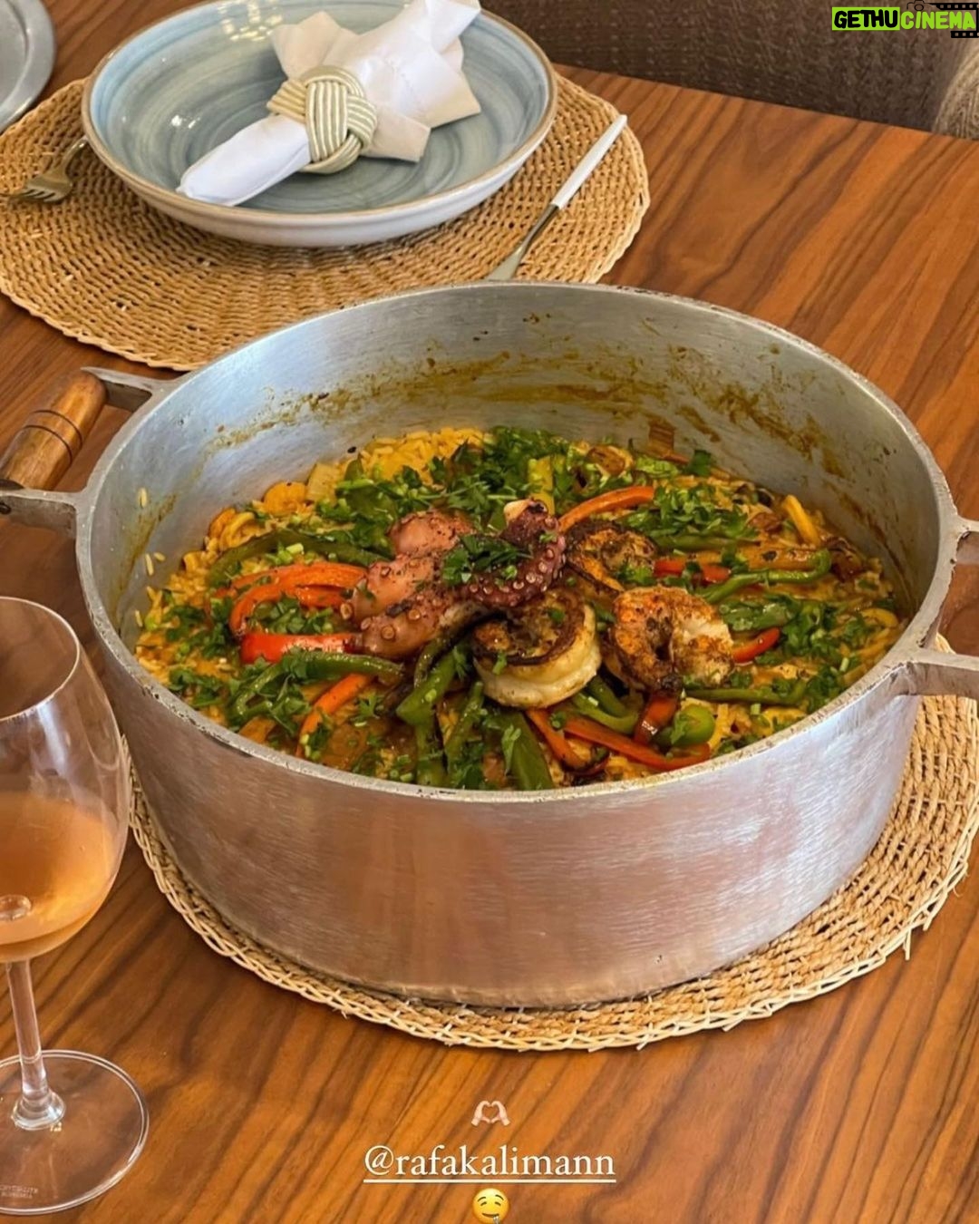 Rafa Kalimann Instagram - Como tá sendo o feriado aí? aqui fiz almoço em casa, matei saudade das amigas, descanso, música brasileira, vinho, paella, sorvete, cachorros, um chapéu divertido que eu queria muito usar, filme e chamego 🫶🏻