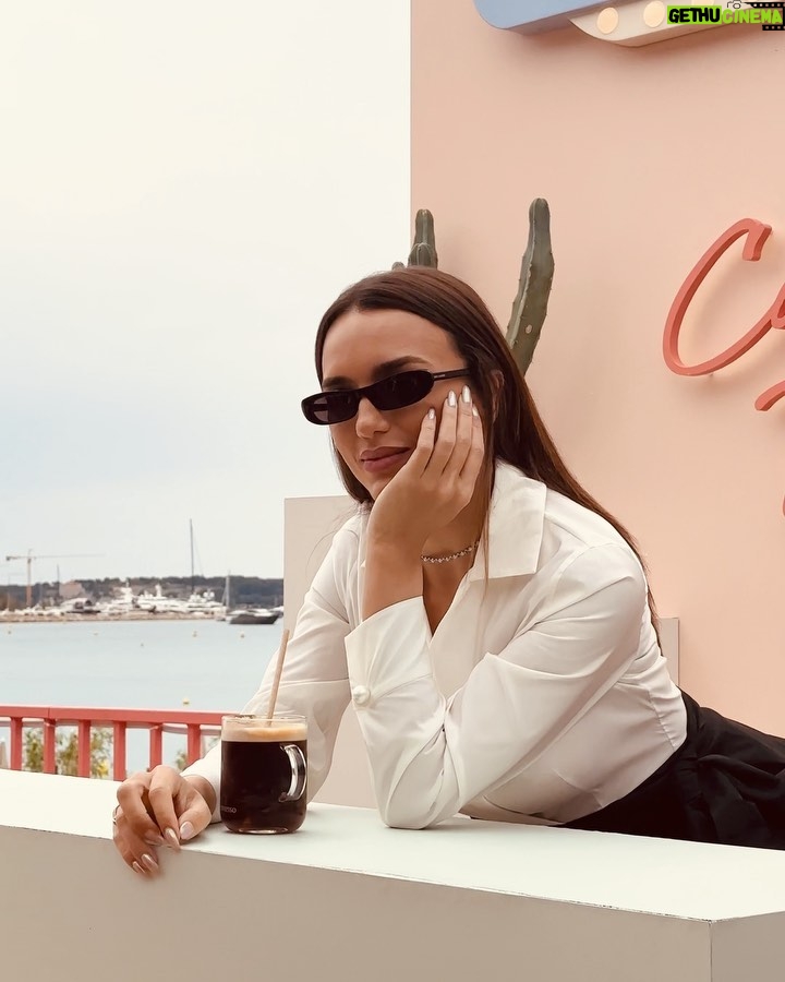 Rafa Kalimann Instagram - O #festivaldecannes2023 foi o momento perfeito para viver novas experiências. Experimentar novos sabores, novos aromas e celebrar a arte. A Nespresso me convidou pra viver e compartilhar disso do jeito que mais amo viver, com meu bom e diário café. Que venham mais momentos especiais com Nespresso. #NespressoCannes #NespressoPlage