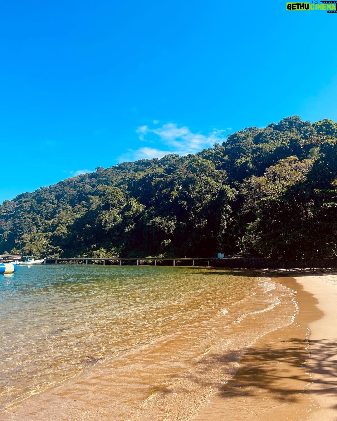 Rafa Kalimann Instagram - feriado part 2 tem dias que parece que Deus capricha pra te ver mais feliz, esses foram desses. mar, natureza, pessoas que amo, música, tempo e boa fé pra ver a vida com gratidão. renovei sorrindo. desconectei pra conectar. obrigada por esses dias 🥹🫶🏻 Angra dos Reis, Rio de Janeiro, Brasil