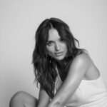 Rafa Kalimann Instagram - uma matéria muito especial pra @voguebrasil ✨ “A chegada aos 30 deu uma movimentada na trajetória da mineira, que afirma estar numa fase mais aberta e livre de pressões. "Não é um momento decisivo. Pelo contrário. Não estou engessada ou limitada. Percebi que posso ser flexível. A maturidade me deu a chance de ser as diversas mulheres que existem dentro de mim. Pouco tempo atrás, havia uma necessidade de me identificar, saber quem eu era. Sinto que eu vivia em uma constante entrevista de emprego. Ficava o tempo todo me apresentando, me colocando. Os 30 me trouxeram uma fluidez, uma vontade de experimentar o novo."”