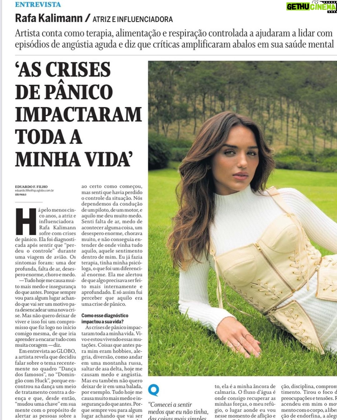 Rafa Kalimann Instagram - Uma matéria muito importante e delicada pra mim, feita pelo @jornaloglobo Sei a importância de falar sobre esse assunto pra que possamos lidar com a seriedade e cuidado que ele demanda. Tem momentos onde falta coragem, mas precisamos dar esse alerta coletivo para que a sociedade se movimente a favor da saúde mental. Doenças como síndrome do pânico, depressão e ansiedade aumentaram muito com a pandemia. Essa conscientização é de extrema importância pra toda a sociedade. Nunca deixe de procurar a ajuda de um médico especialista, só um profissional capacitado pode dar um diagnóstico e garantir um tratamento adequado. Busque e seja apoio. Agradeço pela matéria @jornaloglobo e ao jornalista Eduardo Filho que respeitosamente conduziu esse papo. *deem um zoom ou acessem o link que vou deixar no stories