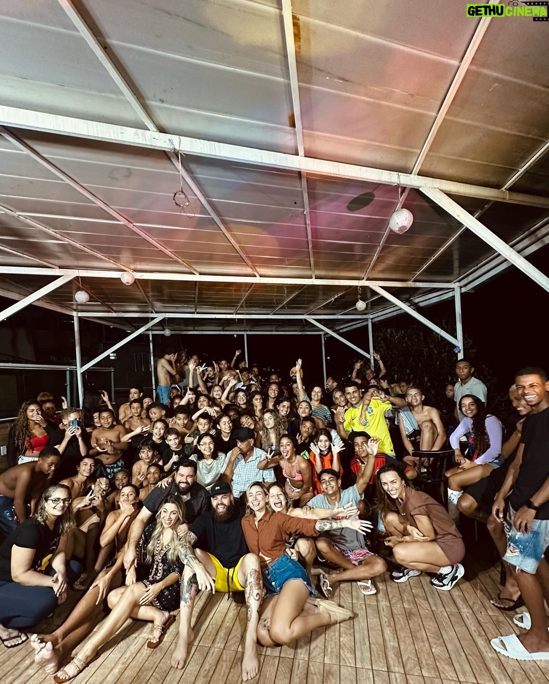 Rafa Kalimann Instagram - tenho muito o que aprender com léo. sinto que algumas pessoas vem na terra com missões especiais, são convocadas no amor pra gerar transformação, mobilizar uma geração e essas vidas precisam ser apresentadas, faladas, lembradas. leo me motiva a olhar com profundidade pro propósito, ser resiliente e amar no desinteresse. o @rocinhaemcena é resultado dessa personalidade audaciosa movida pelo agir de Deus. quem escuta o que Ele tem nos dito movimenta em sua presença e o resultado faz história, @leogodoi tá fazendo história aqui. parabéns feliz novo ciclo ✨ Rocinha, Rio de Janeiro, Brasil