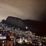 Rafa Kalimann Instagram - tenho muito o que aprender com léo. sinto que algumas pessoas vem na terra com missões especiais, são convocadas no amor pra gerar transformação, mobilizar uma geração e essas vidas precisam ser apresentadas, faladas, lembradas. leo me motiva a olhar com profundidade pro propósito, ser resiliente e amar no desinteresse. o @rocinhaemcena é resultado dessa personalidade audaciosa movida pelo agir de Deus. quem escuta o que Ele tem nos dito movimenta em sua presença e o resultado faz história, @leogodoi tá fazendo história aqui. parabéns feliz novo ciclo ✨ Rocinha, Rio de Janeiro, Brasil