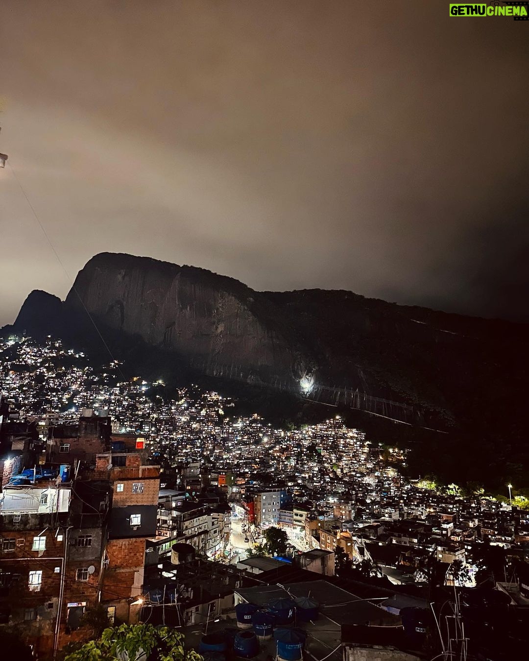 Rafa Kalimann Instagram - tenho muito o que aprender com léo. sinto que algumas pessoas vem na terra com missões especiais, são convocadas no amor pra gerar transformação, mobilizar uma geração e essas vidas precisam ser apresentadas, faladas, lembradas. leo me motiva a olhar com profundidade pro propósito, ser resiliente e amar no desinteresse. o @rocinhaemcena é resultado dessa personalidade audaciosa movida pelo agir de Deus. quem escuta o que Ele tem nos dito movimenta em sua presença e o resultado faz história, @leogodoi tá fazendo história aqui. parabéns feliz novo ciclo ✨ Rocinha, Rio de Janeiro, Brasil