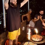 Rafa Kalimann Instagram - tenho muito o que aprender com léo. sinto que algumas pessoas vem na terra com missões especiais, são convocadas no amor pra gerar transformação, mobilizar uma geração e essas vidas precisam ser apresentadas, faladas, lembradas. leo me motiva a olhar com profundidade pro propósito, ser resiliente e amar no desinteresse. o @rocinhaemcena é resultado dessa personalidade audaciosa movida pelo agir de Deus. quem escuta o que Ele tem nos dito movimenta em sua presença e o resultado faz história, @leogodoi tá fazendo história aqui. parabéns feliz novo ciclo ✨ Rocinha, Rio de Janeiro, Brasil