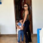 Rafa Kalimann Instagram - vim pra minas curtir minha família. tirei o dia pra ir pra fazenda com meus pequenos, primeira vez que o Gabriel anda a cavalo e como alegra meu coração poder estar em momentos assim com eles. minha melhor versão é essa aqui. 🫶🏻 interior, sobrinhos, meu pai, família comigo, natureza.. (e pão-de-queijo) Minas Gerais