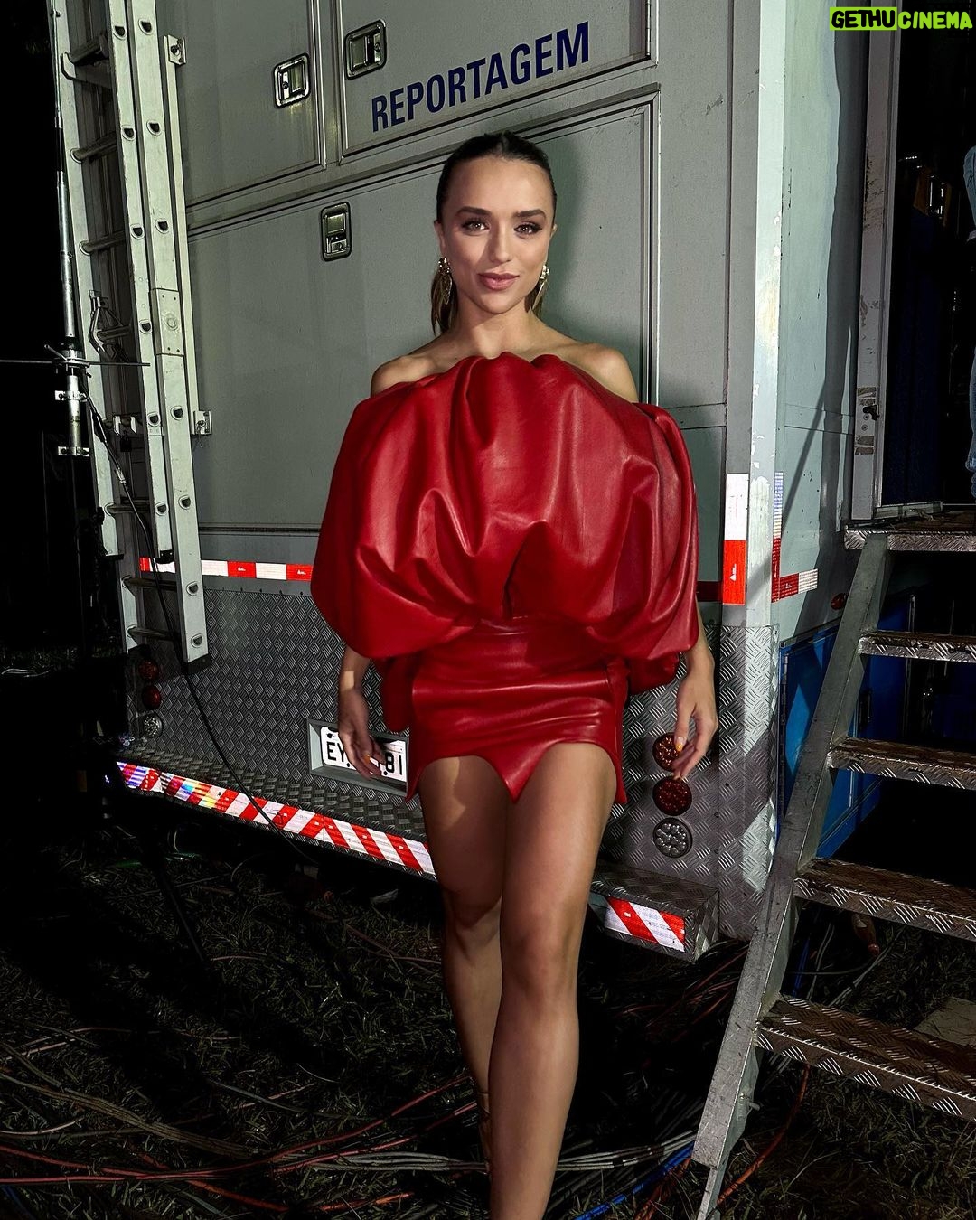 Rafa Kalimann Instagram - Estou aqui com meu puff/maça do amor/pimentão vermelho/ airbag/xuxinha de cabelo/almofada/boia/ketchup/tomate murcho/monstro da Manu/luva de box (QUE @ysl NÃO VEJA ISSO) 😂🫶🏻 pra chamar atenção de vocês pra falar QUE HOJE estreia o #CircuitoSertanejo na @tvglobo logo após o BBB pra mostrar tudo o que rolou nessa noite que foi DEMAIS!!! por sinal, obrigada por me receber com tanto amor e carinho Londrina. estou indo embora feliz demais.
