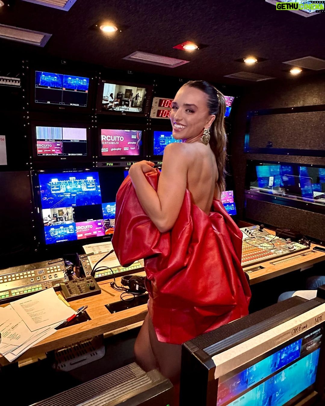 Rafa Kalimann Instagram - Estou aqui com meu puff/maça do amor/pimentão vermelho/ airbag/xuxinha de cabelo/almofada/boia/ketchup/tomate murcho/monstro da Manu/luva de box (QUE @ysl NÃO VEJA ISSO) 😂🫶🏻 pra chamar atenção de vocês pra falar QUE HOJE estreia o #CircuitoSertanejo na @tvglobo logo após o BBB pra mostrar tudo o que rolou nessa noite que foi DEMAIS!!! por sinal, obrigada por me receber com tanto amor e carinho Londrina. estou indo embora feliz demais.
