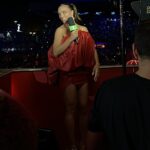 Rafa Kalimann Instagram - Estou aqui com meu puff/maça do amor/pimentão vermelho/ airbag/xuxinha de cabelo/almofada/boia/ketchup/tomate murcho/monstro da Manu/luva de box (QUE @ysl NÃO VEJA ISSO) 😂🫶🏻 pra chamar atenção de vocês pra falar QUE HOJE estreia o #CircuitoSertanejo na @tvglobo logo após o BBB pra mostrar tudo o que rolou nessa noite que foi DEMAIS!!! por sinal, obrigada por me receber com tanto amor e carinho Londrina. estou indo embora feliz demais.