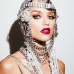 Rafa Kalimann Instagram - A noite foi uma homenagem as Ziegfeld Girls em Funny Girl considerando o prestígio que essas atrizes conquistaram no cinema com uma influência duradoura na história da indústria cinematográfica. Incorporar uma Ziegfeld Girl, não é apenas uma homenagem as icônicas e lendárias artistas do passado, como Barbra Streisand e outras, mas também dando continuidade à tradição de mulheres poderosas e multifacetadas no mundo do entretenimento. obrigada pela dedicação pra esse produção exclusiva @hectoralbertazzi foram mais de 30 horas produzindo os mais de 1.300 cristais e zircônias pra esse resultado lindo! exclusividade @voguebrasil #bailedaarara10anos styling @kaioassuncao beauty @willvieirabeauty dress @patbo_brasil capa @raqueldequeirozoficial sapatos @renecaovilla @cidadejardimshopping photo @ricardooaugusto produção @kennedypinheiro direção criativa @falarennan_