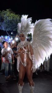 Rafa Kalimann Instagram - mal sabia eu o que me esperava nos minutos seguintes.. 🕊️🕊️🕊️ @imperatrizleopoldinenseoficial a magia do carnaval. Sambódromo da Marquês de Sapucaí