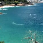 Rafa Kalimann Instagram - O que não pode faltar no seu verão? ☀️  No meu, não pode faltar praia e piscina; Isso é maravilhoso! O que não pode faltar também no meu verão, são os produtos da Cenoura e Bronze e hidratantes Monange.   Agora imagina seu verão em Noronha.. Isso mesmo, concorra a uma viagem com + 01 acompanhante, além de milhares de prêmios de até R$500,00 na hora. Ao adquirir produtos C&B, as chances de ganhar dobram. Ao adquirir 2 produtos participantes (um de Cenoura&Bronze e outro de Hidratantes Monange), basta realizar o cadastro no site da promoção: verãocuidadoeprotecao.com.br. Ao fazer isso, automaticamente você estará concorrendo a esses prêmios incríveis! Participação válida para maiores de 18 anos, entre 01.12.2023 a 15.02.2024 às 23:59 (horário de Brasília), limitada a até 10 números da sorte por mês e máximo de 30 durante todo o período de participação por CPF. Guarde todos os comprovantes fiscais de compra cadastrados. Antes de participar, consulte os produtos participantes e leia o Regulamento no site. Certificados de Autorização SRE/ME 04.030621/2023 e 05.030647/2023. As imagens são meramente ilustrativas. Prêmio entregue em certificado de ouro, como sugestão de uso de prêmio para aquisição de viagem. Quantidade de prêmios proporcional ao período de participação desta promoção. *Entregue cartão virtual com crédito para compras on-line, sem a possibilidade de saque e/ou transferência. *Oferta de números da sorte em dobro apenas para modalidade de sorteio, não se aplica ao Vale-brinde. @cenouraebronze #VeraocomCuidadoeProtecao *publicidade