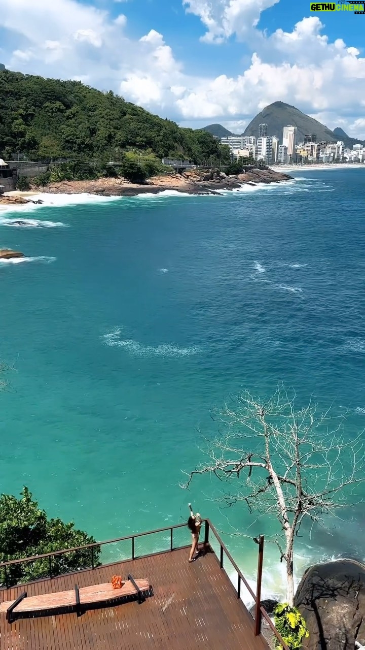Rafa Kalimann Instagram - O que não pode faltar no seu verão? ☀️
No meu, não pode faltar praia e piscina; Isso é maravilhoso! O que não pode faltar também no meu verão, são os produtos da Cenoura e Bronze e hidratantes Monange.
Agora imagina seu verão em Noronha.. Isso mesmo, concorra a uma viagem com + 01 acompanhante, além de milhares de prêmios de até R$500,00 na hora. Ao adquirir produtos C&B, as chances de ganhar dobram. Ao adquirir 2 produtos participantes (um de Cenoura&Bronze e outro de Hidratantes Monange), basta realizar o cadastro no site da promoção: verãocuidadoeprotecao.com.br. Ao fazer isso, automaticamente você estará concorrendo a esses prêmios incríveis! Participação válida para maiores de 18 anos, entre 01.12.2023 a 15.02.2024 às 23:59 (horário de Brasília), limitada a até 10 números da sorte por mês e máximo de 30 durante todo o período de participação por CPF. Guarde todos os comprovantes fiscais de compra cadastrados. Antes de participar, consulte os produtos participantes e leia o Regulamento no site. Certificados de Autorização SRE/ME 04.030621/2023 e 05.030647/2023. As imagens são meramente ilustrativas. Prêmio entregue em certificado de ouro, como sugestão de uso de prêmio para aquisição de viagem. Quantidade de prêmios proporcional ao período de participação desta promoção. *Entregue cartão virtual com crédito para compras on-line, sem a possibilidade de saque e/ou transferência. *Oferta de números da sorte em dobro apenas para modalidade de sorteio, não se aplica ao Vale-brinde. @cenouraebronze #VeraocomCuidadoeProtecao *publicidade