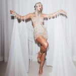 Rafa Kalimann Instagram - A noite foi uma homenagem as Ziegfeld Girls em Funny Girl considerando o prestígio que essas atrizes conquistaram no cinema com uma influência duradoura na história da indústria cinematográfica. Incorporar uma Ziegfeld Girl, não é apenas uma homenagem as icônicas e lendárias artistas do passado, como Barbra Streisand e outras, mas também dando continuidade à tradição de mulheres poderosas e multifacetadas no mundo do entretenimento. obrigada pela dedicação pra esse produção exclusiva @hectoralbertazzi foram mais de 30 horas produzindo os mais de 1.300 cristais e zircônias pra esse resultado lindo! exclusividade @voguebrasil #bailedaarara10anos styling @kaioassuncao beauty @willvieirabeauty dress @patbo_brasil capa @raqueldequeirozoficial sapatos @renecaovilla @cidadejardimshopping photo @ricardooaugusto produção @kennedypinheiro direção criativa @falarennan_