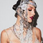 Rafa Kalimann Instagram - A noite foi uma homenagem as Ziegfeld Girls em Funny Girl considerando o prestígio que essas atrizes conquistaram no cinema com uma influência duradoura na história da indústria cinematográfica. Incorporar uma Ziegfeld Girl, não é apenas uma homenagem as icônicas e lendárias artistas do passado, como Barbra Streisand e outras, mas também dando continuidade à tradição de mulheres poderosas e multifacetadas no mundo do entretenimento. obrigada pela dedicação pra esse produção exclusiva @hectoralbertazzi foram mais de 30 horas produzindo os mais de 1.300 cristais e zircônias pra esse resultado lindo! exclusividade @voguebrasil #bailedaarara10anos styling @kaioassuncao beauty @willvieirabeauty dress @patbo_brasil capa @raqueldequeirozoficial sapatos @renecaovilla @cidadejardimshopping photo @ricardooaugusto produção @kennedypinheiro direção criativa @falarennan_