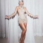 Rafa Kalimann Instagram - A noite foi uma homenagem as Ziegfeld Girls em Funny Girl considerando o prestígio que essas atrizes conquistaram no cinema com uma influência duradoura na história da indústria cinematográfica. Incorporar uma Ziegfeld Girl, não é apenas uma homenagem as icônicas e lendárias artistas do passado, como Barbra Streisand e outras, mas também dando continuidade à tradição de mulheres poderosas e multifacetadas no mundo do entretenimento. obrigada pela dedicação pra esse produção exclusiva @hectoralbertazzi foram mais de 30 horas produzindo os mais de 1.300 cristais e zircônias pra esse resultado lindo! exclusividade @voguebrasil #bailedaarara10anos styling @kaioassuncao beauty @willvieirabeauty dress @patbo_brasil capa @raqueldequeirozoficial sapatos @renecaovilla @cidadejardimshopping photo @ricardooaugusto produção @kennedypinheiro direção criativa @falarennan_