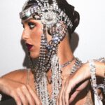 Rafa Kalimann Instagram - A noite foi uma homenagem as Ziegfeld Girls em Funny Girl considerando o prestígio que essas atrizes conquistaram no cinema com uma influência duradoura na história da indústria cinematográfica. Incorporar uma Ziegfeld Girl, não é apenas uma homenagem as icônicas e lendárias artistas do passado, como Barbra Streisand e outras, mas também dando continuidade à tradição de mulheres poderosas e multifacetadas no mundo do entretenimento. obrigada pela dedicação pra esse produção exclusiva @hectoralbertazzi foram mais de 30 horas produzindo os mais de 1.300 cristais e zircônias pra esse resultado lindo! exclusividade @voguebrasil #bailedaarara10anos styling @kaioassuncao beauty @willvieirabeauty dress @patbo_brasil capa @raqueldequeirozoficial sapatos @renecaovilla @cidadejardimshopping photo @ricardooaugusto produção @kennedypinheiro direção criativa @falarennan_