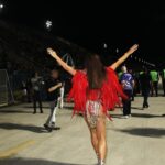 Rafa Kalimann Instagram - é, VAI CLAREAR, e não só na avenida, no samba enredo, no sol nascendo no dia do desfile, mas também na fé transcendendo, transformando e trazendo alegria. pedi tanto pra viver coisas que me causassem esse sentimento de novo, o frio na barriga incontrolável que eu não julgo em mim e me permito sentir, o sorriso frouxo, o arrepio, o choro ao ver minha mãe chorar, a prece pra Deus iluminar. pra mim, essas são as cores do carnaval. cor de amor e abraço, de sorriso, de dança e canto alto. ontem foi um ENSAIO da emoção que está por vir e eu já fui profunda nela. senti a adrenalina de poder extravasar intimamente. já foi lindo. @imperatrizleopoldinenseoficial 💚🕊️