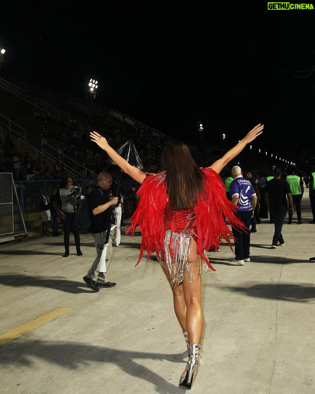 Rafa Kalimann Instagram - é, VAI CLAREAR, e não só na avenida, no samba enredo, no sol nascendo no dia do desfile, mas também na fé transcendendo, transformando e trazendo alegria. pedi tanto pra viver coisas que me causassem esse sentimento de novo, o frio na barriga incontrolável que eu não julgo em mim e me permito sentir, o sorriso frouxo, o arrepio, o choro ao ver minha mãe chorar, a prece pra Deus iluminar. pra mim, essas são as cores do carnaval. cor de amor e abraço, de sorriso, de dança e canto alto. ontem foi um ENSAIO da emoção que está por vir e eu já fui profunda nela. senti a adrenalina de poder extravasar intimamente. já foi lindo. @imperatrizleopoldinenseoficial 💚🕊️
