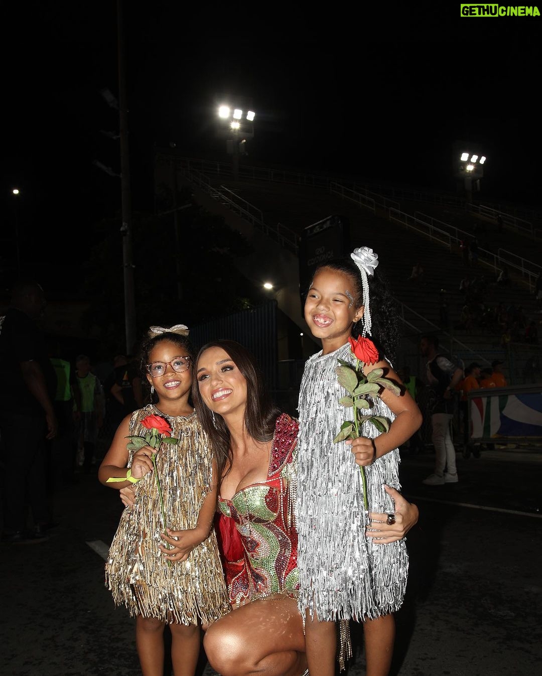 Rafa Kalimann Instagram - é, VAI CLAREAR, e não só na avenida, no samba enredo, no sol nascendo no dia do desfile, mas também na fé transcendendo, transformando e trazendo alegria. pedi tanto pra viver coisas que me causassem esse sentimento de novo, o frio na barriga incontrolável que eu não julgo em mim e me permito sentir, o sorriso frouxo, o arrepio, o choro ao ver minha mãe chorar, a prece pra Deus iluminar. pra mim, essas são as cores do carnaval. cor de amor e abraço, de sorriso, de dança e canto alto. ontem foi um ENSAIO da emoção que está por vir e eu já fui profunda nela. senti a adrenalina de poder extravasar intimamente. já foi lindo. @imperatrizleopoldinenseoficial 💚🕊️