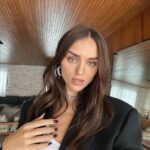Rafa Kalimann Instagram - aproveitei uns minutos pra testar cenários pra fotos de # look do dia com minha @balmain nos pés na minha casa nova - que não vejo a hora de ver pronta com tudo no lugar pra mostrar com detalhes pra vocês. ✨ @hectoralbertazzi