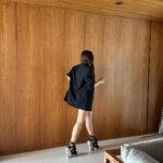 Rafa Kalimann Instagram - aproveitei uns minutos pra testar cenários pra fotos de # look do dia com minha @balmain nos pés na minha casa nova - que não vejo a hora de ver pronta com tudo no lugar pra mostrar com detalhes pra vocês. ✨ @hectoralbertazzi