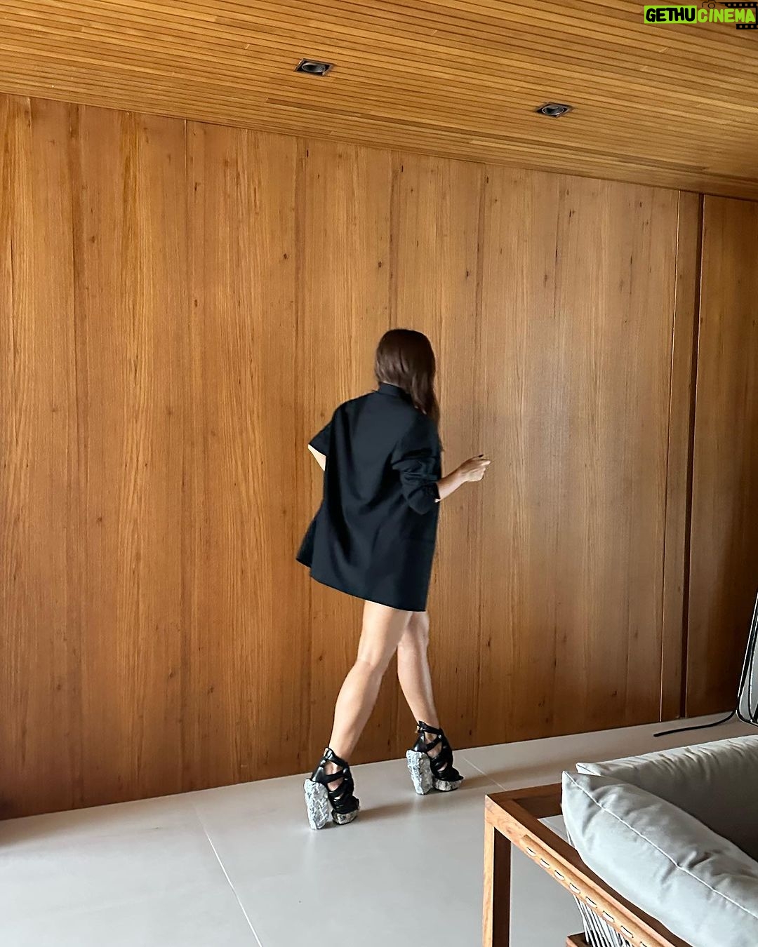 Rafa Kalimann Instagram - aproveitei uns minutos pra testar cenários pra fotos de # look do dia com minha @balmain nos pés na minha casa nova - que não vejo a hora de ver pronta com tudo no lugar pra mostrar com detalhes pra vocês. ✨ @hectoralbertazzi