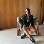 Rafa Kalimann Instagram - aproveitei uns minutos pra testar cenários pra fotos de # look do dia com minha @balmain nos pés na minha casa nova - que não vejo a hora de ver pronta com tudo no lugar pra mostrar com detalhes pra vocês. ✨ @hectoralbertazzi