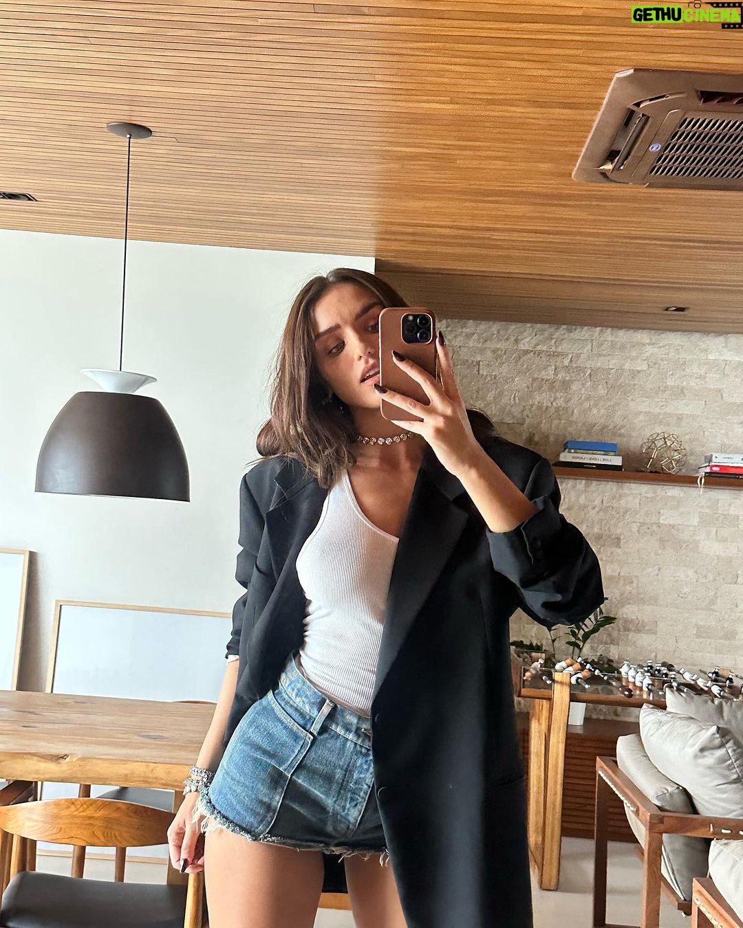 Rafa Kalimann Instagram - aproveitei uns minutos pra testar cenários pra fotos de # look do dia com minha @balmain nos pés na minha casa nova - que não vejo a hora de ver pronta com tudo no lugar pra mostrar com detalhes pra vocês. ✨ @hectoralbertazzi