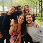 Rafa Kalimann Instagram - a novela jaja estréia, tem data, chamada, cor. é real. tá pra acontecer e não tem um dia sequer, por mais exaustivo que seja, que eu não agradeça a Deus por estar aqui realizando o que Ele me prometeu. rotina. decora, crachá, senta, caracterização, vai, figurino, chamada, ensaio, ação, foi cena, casa, estuda, decora.. tenho estado motivada e ansiosa, ando de um lado pro outro, penso nela, nos seus jeitos, ela ganhando forma, vida, jeito de falar, de olhar, de fazer o outro sentir em cena e no sofá. uma história que vai ser contada através de mim e de um elenco com brilho nos olhos pra contar que a Família é Tudo. falta pouco, mas já vão conhecendo a carinha de Jéssica de Osma. próxima novela das 19 @tvglobo
