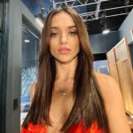Rafa Kalimann Instagram - a novela jaja estréia, tem data, chamada, cor. é real. tá pra acontecer e não tem um dia sequer, por mais exaustivo que seja, que eu não agradeça a Deus por estar aqui realizando o que Ele me prometeu. rotina. decora, crachá, senta, caracterização, vai, figurino, chamada, ensaio, ação, foi cena, casa, estuda, decora.. tenho estado motivada e ansiosa, ando de um lado pro outro, penso nela, nos seus jeitos, ela ganhando forma, vida, jeito de falar, de olhar, de fazer o outro sentir em cena e no sofá. uma história que vai ser contada através de mim e de um elenco com brilho nos olhos pra contar que a Família é Tudo. falta pouco, mas já vão conhecendo a carinha de Jéssica de Osma. próxima novela das 19 @tvglobo
