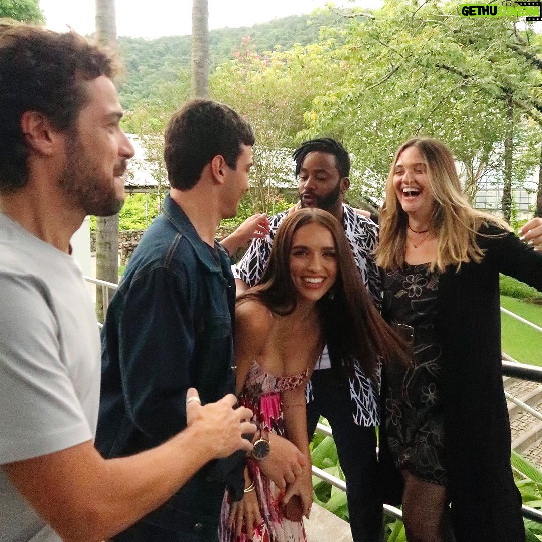 Rafa Kalimann Instagram - a novela jaja estréia, tem data, chamada, cor. é real. tá pra acontecer e não tem um dia sequer, por mais exaustivo que seja, que eu não agradeça a Deus por estar aqui realizando o que Ele me prometeu. rotina. decora, crachá, senta, caracterização, vai, figurino, chamada, ensaio, ação, foi cena, casa, estuda, decora.. tenho estado motivada e ansiosa, ando de um lado pro outro, penso nela, nos seus jeitos, ela ganhando forma, vida, jeito de falar, de olhar, de fazer o outro sentir em cena e no sofá. uma história que vai ser contada através de mim e de um elenco com brilho nos olhos pra contar que a Família é Tudo. falta pouco, mas já vão conhecendo a carinha de Jéssica de Osma. próxima novela das 19 @tvglobo
