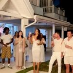 Rafa Kalimann Instagram - é, o ano começou. 2023 finalizou com um turbilhão de sentimentos. uma mistura danada na proporção do ano que se foi. mas eu vivi, apesar de. eu vivi. foi uma catarse. no dia 31 só desejava priorizar minha família, meus amigos e minha saúde mental. fiz o possível pra entrar nesse ano novo vibrando perdão e compaixão, porque eu só quero luz. enxergo ela mesmo quando tentam tirá-la de mim. e pra 2024 desejo isso pra todos nós. desejo repensar o mal, não repassá-lo. e buscar ser cada vez melhor, se não pelo outro, por mim. que você aí deseje o mesmo por você. e por todos. virei o ano imersa em uma energia muito especial. acolhida pelos meus, minha casa recebeu pessoas que estavam na mesma sintonia. minha família e meus amigos foram o complemento necessário, a companhia que eu precisava ter. pude agradecer a Deus pelo ano incrível que passou e pedir força e muita proteção pro que acabou de chegar. e vou te falar, teremos um ano muito potente. pode acreditar. espalhe a luz ✨ feliz 2024. amigos, da foto, amo vocês. obrigada pelo renovo juntos.