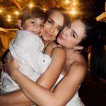 Rafa Kalimann Instagram - é, o ano começou. 2023 finalizou com um turbilhão de sentimentos. uma mistura danada na proporção do ano que se foi. mas eu vivi, apesar de. eu vivi. foi uma catarse. no dia 31 só desejava priorizar minha família, meus amigos e minha saúde mental. fiz o possível pra entrar nesse ano novo vibrando perdão e compaixão, porque eu só quero luz. enxergo ela mesmo quando tentam tirá-la de mim. e pra 2024 desejo isso pra todos nós. desejo repensar o mal, não repassá-lo. e buscar ser cada vez melhor, se não pelo outro, por mim. que você aí deseje o mesmo por você. e por todos. virei o ano imersa em uma energia muito especial. acolhida pelos meus, minha casa recebeu pessoas que estavam na mesma sintonia. minha família e meus amigos foram o complemento necessário, a companhia que eu precisava ter. pude agradecer a Deus pelo ano incrível que passou e pedir força e muita proteção pro que acabou de chegar. e vou te falar, teremos um ano muito potente. pode acreditar. espalhe a luz ✨ feliz 2024. amigos, da foto, amo vocês. obrigada pelo renovo juntos.