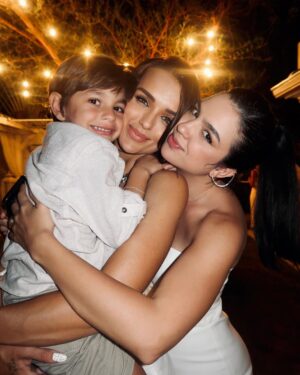 Rafa Kalimann Instagram - é, o ano começou.
2023 finalizou com um turbilhão de sentimentos. uma mistura danada na proporção do ano que se foi. mas eu vivi, apesar de. eu vivi. foi uma catarse. 
no dia 31 só desejava priorizar minha família, meus amigos e minha saúde mental. 
fiz o possível pra entrar nesse ano novo vibrando perdão e compaixão, porque eu só quero luz. enxergo ela mesmo quando tentam tirá-la de mim. 

e pra 2024 desejo isso pra todos nós. desejo repensar o mal, não repassá-lo. e buscar ser cada vez melhor, se não pelo outro, por mim. que você aí deseje o mesmo por você. e por todos.
virei o ano imersa em uma energia muito especial. acolhida pelos meus, minha casa recebeu pessoas que estavam na mesma sintonia. minha família e meus amigos foram o complemento necessário, a companhia que eu precisava ter. pude agradecer a Deus pelo ano incrível que passou e pedir força e muita proteção pro que acabou de chegar. e vou te falar, 
teremos um ano muito potente. pode acreditar.

espalhe a luz ✨
feliz 2024. 

amigos, da foto, amo vocês. 
obrigada pelo renovo juntos.