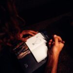Rafael Bridi Instagram - Sobre conexões, impacto e movimentos ♻️ O Highline desde o começo me fez rever as minhas escolhas e maneira de viver e o impacto que estas ações tem ao meu redor de maneira geral. Aos poucos meus novos amigos e os ambientes que comecei a frenquentar despertaram novos interesses e responsabilidades. Comecei a adotar mudanças bastante significativas no meu dia a dia, fazendo o possível para que estas atitudes quando somadas me fortaleçam no meu equilíbrio pessoal e no equilíbrio que tanto nossa sociedade precisa. Nessa busca constante por novos desafios e sonhos eu continuo evoluindo. E nessa jornada eu tenho o prazer de me juntar a pessoas e marcas que também compartilham destes mesmos valores. E com prazer que eu falo do início do meu trabalho como embaixador da @MAAT.agroflorestal. A nova bebida de erva mate feita com ingredientes orgânicos e agroflorestais, resgata os saberes ancestrais da erva com a forma que a gente acredita em estar no mundo: que bebidas sejam naturais e sem aditivos artificiais. Essas duas coisas, movimento e conexão, faz com que a MAAT e eu estejamos perto. Por nosso objetivo de inspirar as pessoas a irem além do comum, a imaginar ativamente, a despertar seus sonhos. Então faço o convite para vocês irem ao @Arvofestival provar essa bebida deliciosa que vem a público neste evento que tem a nossa cara. E logo logo vocês vão poder encontrar ela nas lojas mais legais de Floripa. #bebidasregenerativas #mattagroflorestal #matt #agroflorestal #ervamate #araucaria #matelovers