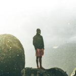 Rafael Bridi Instagram - Hoje conversando com meu amigo @leonevesguimaraes bateu uma nostalgia de uma das conquistas que mais me motivaram e apimentaram meus sonhos como atleta de Highline. Foi a conquista do recorde brasileiro de Highline no Parque Nacional do Itatiaia no ano de 2014. Além da história e das características deste Highline em ancoragem natural foi a primeira travessia com 100 metros ou mais de distância. Foram dias intensos de verão mas de frio intenso, afinal o maciço das Prateleiras com seus 2539 metros de altitude transformam qualquer dia de verão e um clima de inverno. Combinada a estas características climáticas e formando a equipe da missão estavam junto meus grandes amigos e parceiros das missões dos anos que estavam por vir @vinicius_slacksmile @gabrielaglio e @allanp1nheiro com os registros e fotos do @germanoviegas E como o sentimento de nostalgia é combustível eu fiquei aqui pensando se esse lugar especial não merecia uma missão de retorno e quem sabe da repetição destas travessias e de uma via ainda maior. O que vocês acham? #slackline #optoutside #discoverearth #earthfocus #PNI #riodejaneiro #drone #trilhandolitoral #errejota #roam #rj #artofvisuals #trilheirasdobrasil #paraisoradicalrj #slacklining #folkscenery #theoutbound #welivetoexplore #mytinyatlas #thegreatoutdoors #voyaged #droneoftheday #balancecommunity #021 #trilhandotrilhas #highlining