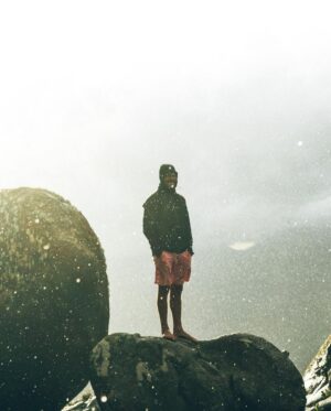 Rafael Bridi Instagram - Hoje conversando com meu amigo @leonevesguimaraes bateu uma nostalgia de uma das conquistas que mais me motivaram e apimentaram meus sonhos como atleta de Highline.

Foi a conquista do recorde brasileiro de Highline no Parque Nacional do Itatiaia no ano de 2014. Além da história e das características deste Highline em ancoragem natural foi a primeira travessia com 100 metros ou mais de distância. 

Foram dias intensos de verão mas de frio intenso, afinal o maciço das Prateleiras com seus 2539 metros de altitude transformam qualquer dia de verão e um clima de inverno. Combinada a estas características climáticas e formando a equipe da missão estavam junto meus grandes amigos e parceiros das missões dos anos que estavam por vir @vinicius_slacksmile @gabrielaglio e @allanp1nheiro com os registros e fotos do @germanoviegas

E como o sentimento de nostalgia é combustível eu fiquei aqui pensando se esse lugar especial não merecia uma missão de retorno e quem sabe da repetição destas travessias e de uma via ainda maior. O que vocês acham?

#slackline  #optoutside #discoverearth #earthfocus #PNI #riodejaneiro #drone #trilhandolitoral #errejota #roam #rj #artofvisuals #trilheirasdobrasil #paraisoradicalrj #slacklining #folkscenery #theoutbound #welivetoexplore #mytinyatlas #thegreatoutdoors #voyaged #droneoftheday #balancecommunity #021 #trilhandotrilhas #highlining