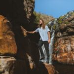 Rafael Bridi Instagram - Viajar é bom demais, isso ninguém tem dúvidas Existe todo tipo de viajante. Daquele que vai aonde o vento levar e aquele que planeja até o horário do café da manhã até a roupa de cada dia 😂 Eu gosto de me colocar ali no meio. Alguém que gosta de estudar o destino, suas características e peculiaridades. Faço pesquisas também com pessoas e plataformas menos convencionais para acessar e saber sobre locais menos visitados que tenham um toque e uma magia característica que representa os moradores locais e a cultura do lugar O que eu não abro mão em toda viagem é do cuidado e planejamento em arrumar os equipamentos e a mala. Penso sempre em roupas versáteis, coloridas (para as fotos), do clima que vou enfrentar e também de situações não planejadas que possam acontecer. E aí usando eu coloco tudo isso na balança eu não poderia ter companhia melhor que as roupas e equipamentos da @columbiabrasil Des das mochilas de todos os tipos aos mais variados calçados. Tudo isso repleto de muita tecnologia e conforto. O que faz com que minhas malas sejam leves, diversas é muito versáteis. Afinal tem vezes que eu fico acampando 5 dias sem contato com o mundo e na sequência eu já saio direto para uma reunião de negócios. É dessa versatilidade que eu falo. Fotos @ricardobraz #aprovadetudo #columbiabrasil #southamerica #keepitwild #finditliveit #chapadadosveadeiros #trilhandotrilhas #visitbrasil #mtur #cerrado #brasil #goias #brazil #cachoeira #ecoturismo #chapada #jalapao #destinosimperdiveis #cerradobrasileiro #letsgosomewhere #folkcreative #optoutside #mytinyatlas