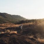 Rafael Bridi Instagram - Viajar é bom demais, isso ninguém tem dúvidas Existe todo tipo de viajante. Daquele que vai aonde o vento levar e aquele que planeja até o horário do café da manhã até a roupa de cada dia 😂 Eu gosto de me colocar ali no meio. Alguém que gosta de estudar o destino, suas características e peculiaridades. Faço pesquisas também com pessoas e plataformas menos convencionais para acessar e saber sobre locais menos visitados que tenham um toque e uma magia característica que representa os moradores locais e a cultura do lugar O que eu não abro mão em toda viagem é do cuidado e planejamento em arrumar os equipamentos e a mala. Penso sempre em roupas versáteis, coloridas (para as fotos), do clima que vou enfrentar e também de situações não planejadas que possam acontecer. E aí usando eu coloco tudo isso na balança eu não poderia ter companhia melhor que as roupas e equipamentos da @columbiabrasil Des das mochilas de todos os tipos aos mais variados calçados. Tudo isso repleto de muita tecnologia e conforto. O que faz com que minhas malas sejam leves, diversas é muito versáteis. Afinal tem vezes que eu fico acampando 5 dias sem contato com o mundo e na sequência eu já saio direto para uma reunião de negócios. É dessa versatilidade que eu falo. Fotos @ricardobraz #aprovadetudo #columbiabrasil #southamerica #keepitwild #finditliveit #chapadadosveadeiros #trilhandotrilhas #visitbrasil #mtur #cerrado #brasil #goias #brazil #cachoeira #ecoturismo #chapada #jalapao #destinosimperdiveis #cerradobrasileiro #letsgosomewhere #folkcreative #optoutside #mytinyatlas