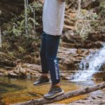 Rafael Bridi Instagram - Viajar é bom demais, isso ninguém tem dúvidas Existe todo tipo de viajante. Daquele que vai aonde o vento levar e aquele que planeja até o horário do café da manhã até a roupa de cada dia 😂 Eu gosto de me colocar ali no meio. Alguém que gosta de estudar o destino, suas características e peculiaridades. Faço pesquisas também com pessoas e plataformas menos convencionais para acessar e saber sobre locais menos visitados que tenham um toque e uma magia característica que representa os moradores locais e a cultura do lugar O que eu não abro mão em toda viagem é do cuidado e planejamento em arrumar os equipamentos e a mala. Penso sempre em roupas versáteis, coloridas (para as fotos), do clima que vou enfrentar e também de situações não planejadas que possam acontecer. E aí usando eu coloco tudo isso na balança eu não poderia ter companhia melhor que as roupas e equipamentos da @columbiabrasil Des das mochilas de todos os tipos aos mais variados calçados. Tudo isso repleto de muita tecnologia e conforto. O que faz com que minhas malas sejam leves, diversas é muito versáteis. Afinal tem vezes que eu fico acampando 5 dias sem contato com o mundo e na sequência eu já saio direto para uma reunião de negócios. É dessa versatilidade que eu falo. Fotos @ricardobraz #aprovadetudo #columbiabrasil #southamerica #keepitwild #finditliveit #chapadadosveadeiros #trilhandotrilhas #visitbrasil #mtur #cerrado #brasil #goias #brazil #cachoeira #ecoturismo #chapada #jalapao #destinosimperdiveis #cerradobrasileiro #letsgosomewhere #folkcreative #optoutside #mytinyatlas
